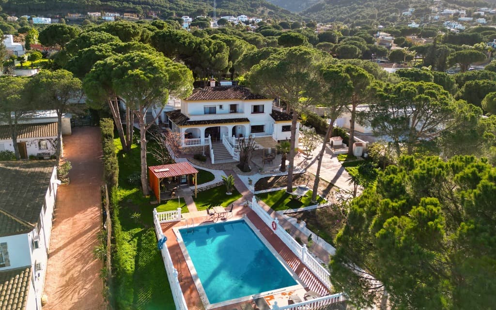 Dos Carneros Pool Overview